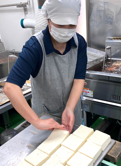 とうふの原料はシンプル。だからこそ、いくつもの工程があります。