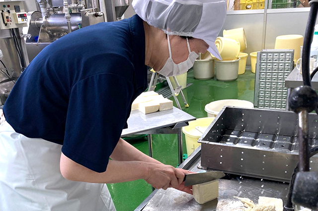 とうふの原料はシンプル。だからこそ、いくつもの工程があります。